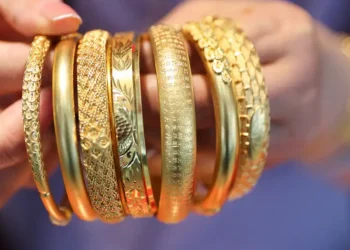El oro toca nuevos máximos, cerca de los 4.400 dólares