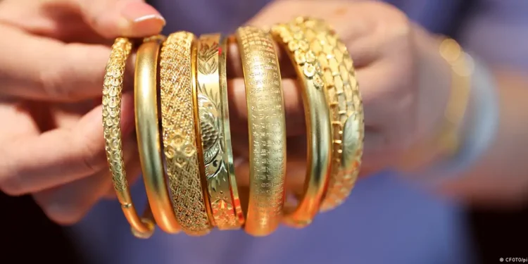 El oro toca nuevos máximos, cerca de los 4.400 dólares