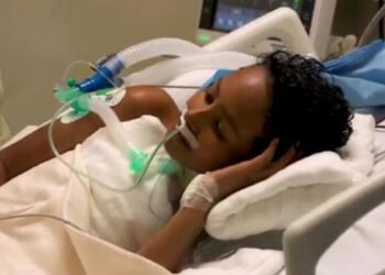 Padre de niño que necesita trasplante de corazón denuncia trabas para buscar ayuda médica