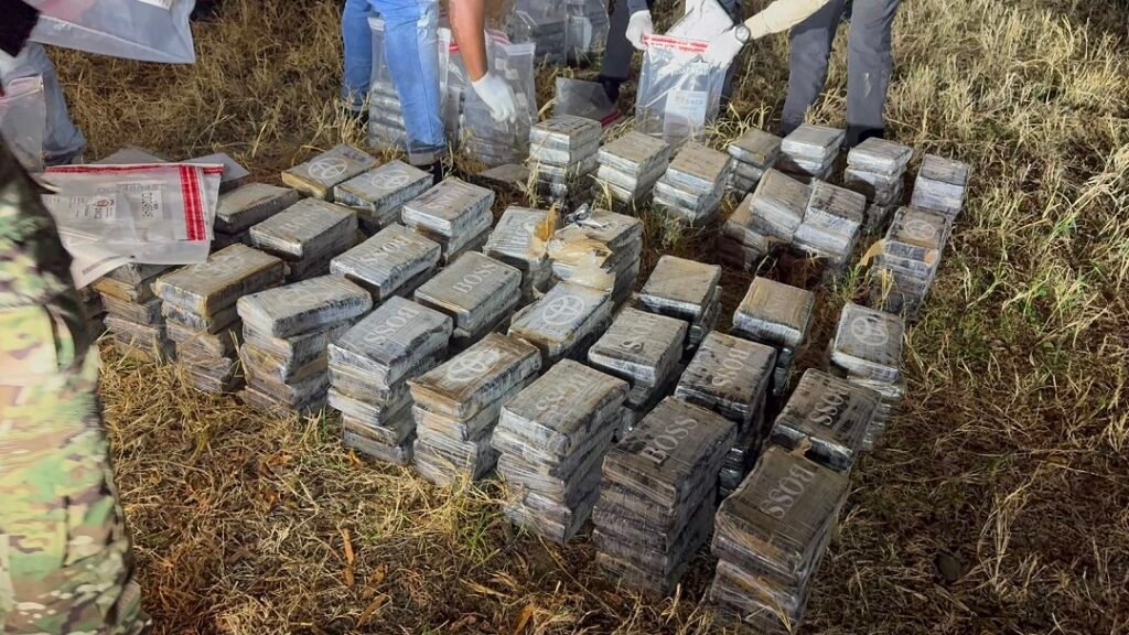 DNCD ocupa 237 paquetes de presunta cocaína tras persecución en la autopista Duarte