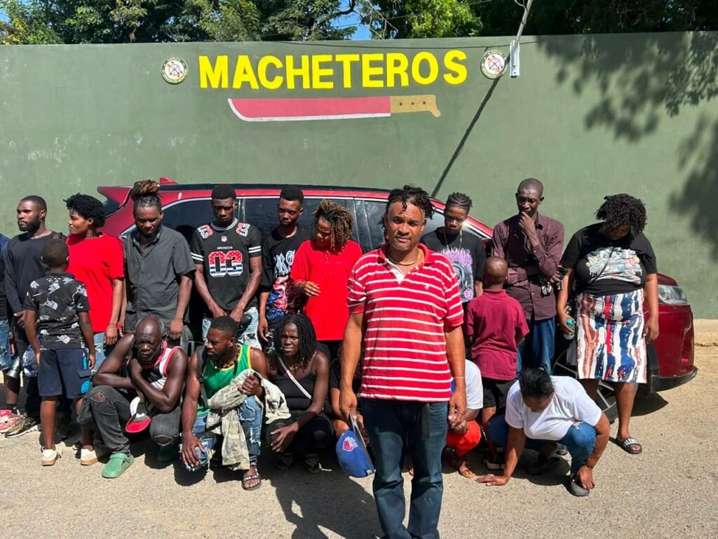Soldados del ERD interceptan vehículo con 19 migrantes indocumentados en Santiago Rodríguez