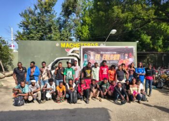 Ejército detiene a 29 haitianos indocumentados en un camión de carga tipo furgón tras persecución en Valverde