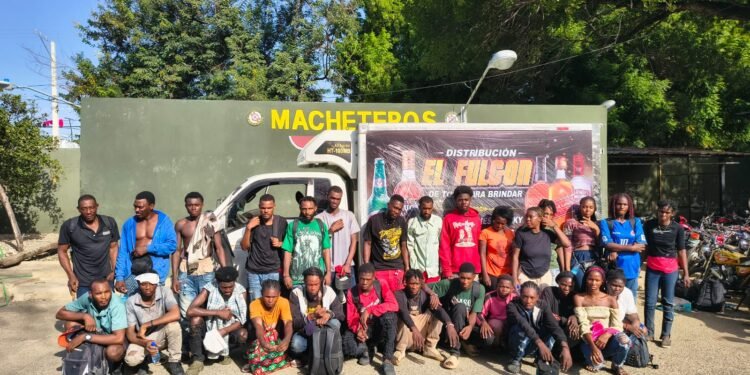 Ejército detiene a 29 haitianos indocumentados en un camión de carga tipo furgón tras persecución en Valverde
