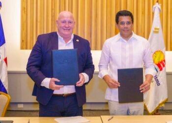Transportistas, pieza clave del turismo: David Collado firma acuerdo con la ITF para fortalecer la movilidad turística sostenible.