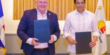 Transportistas, pieza clave del turismo: David Collado firma acuerdo con la ITF para fortalecer la movilidad turística sostenible.