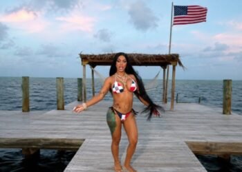 ¿Es correcto su uso? Cardi B luce bikini inspirado en los símbolos patrios dominicanos