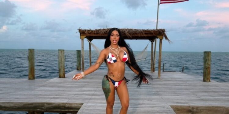 ¿Es correcto su uso? Cardi B luce bikini inspirado en los símbolos patrios dominicanos