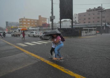 Vaguada y onda generarán lluvias a partir del mediodía