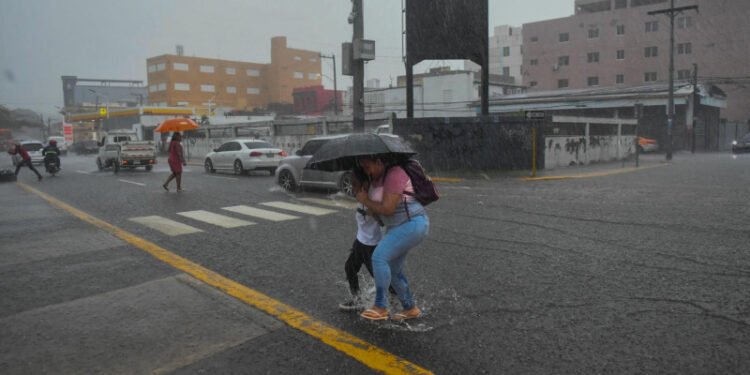 Vaguada y onda generarán lluvias a partir del mediodía