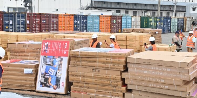 DGA decomisa en Caucedo cargamento de cigarrillos y televisores por más de RD$42 millones