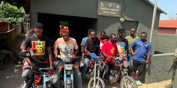 Patrulla motorizada del Ejército intercepta migrantes indocumentados y retiene motocicletas en la frontera con Dajabón
