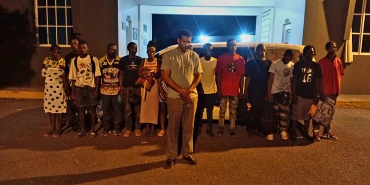 Ejército detiene a conductor dominicano transportando a 14 haitianos indocumentados en San José de las Matas