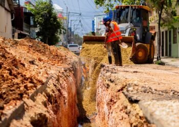 Fellito Suberví inspecciona obras en las “villas” y pide paciencia a comerciantes y residentes