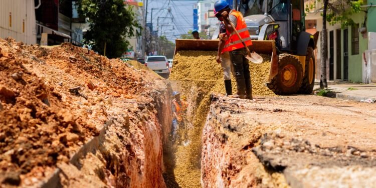 Fellito Suberví inspecciona obras en las “villas” y pide paciencia a comerciantes y residentes