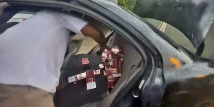 Ejército ocupa 28,800 cigarrillos y 456 botellas de ron en Dajabón y Elías Piña