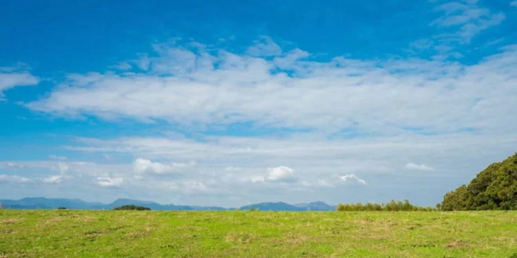 Calor y poca nubosidad dominarán este martes; lluvias aumentarán mañana por onda tropical