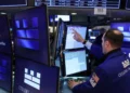 Wall Street abre en verde tras caída de petróleo al anunciar Trump conversaciones con Irán