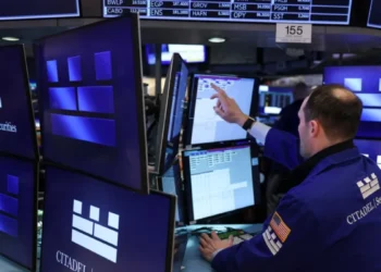 Wall Street abre en verde tras caída de petróleo al anunciar Trump conversaciones con Irán