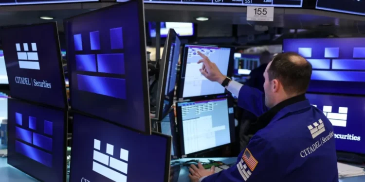 Wall Street abre en verde tras caída de petróleo al anunciar Trump conversaciones con Irán