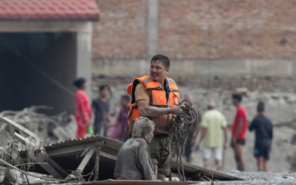 Nepal confirma 332 muertos y 1,500 desparecidos por riada