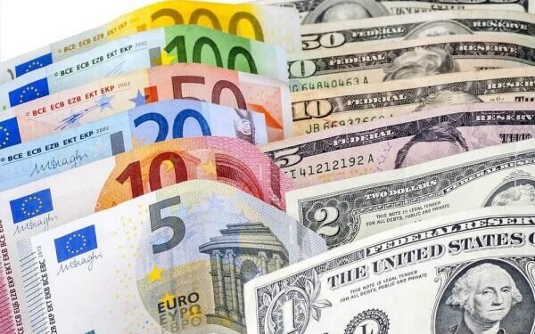Dólar bajó 9 cts. y era vendido a $58.53; el euro sigue a $68.74