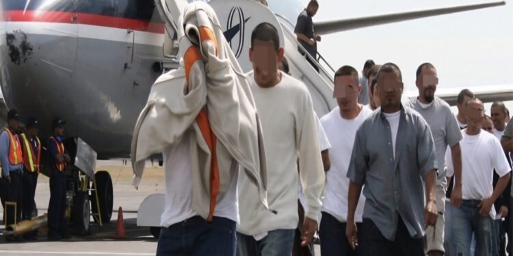 Repatrian a 75 dominicanos detenidos en aguas de Puerto Rico