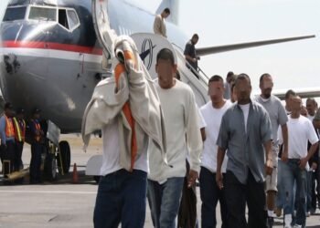 Repatrian a 75 dominicanos que fueron detenidos en Puerto Rico
