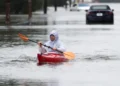 Tormenta causa inundaciones y deja a miles de personas sin electricidad en noreste de EE.UU.