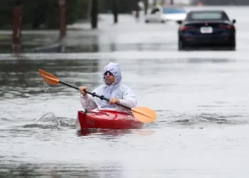 Tormenta causa inundaciones y deja a miles de personas sin electricidad en noreste de EE.UU.