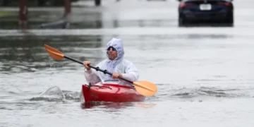 Tormenta causa inundaciones y deja a miles de personas sin electricidad en noreste de EE.UU.