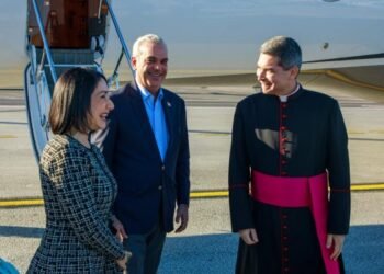Abinader llega a Roma para visita Vaticano y foro de la FAO