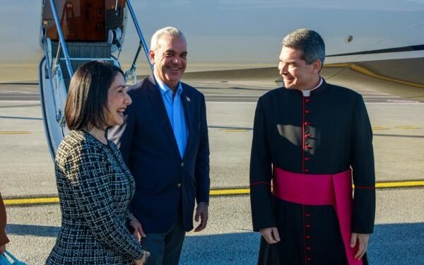 Abinader llega a Roma para visita Vaticano y foro de la FAO