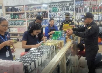 Trabajo detecta violaciones en mil comercios chinos; cierra 24