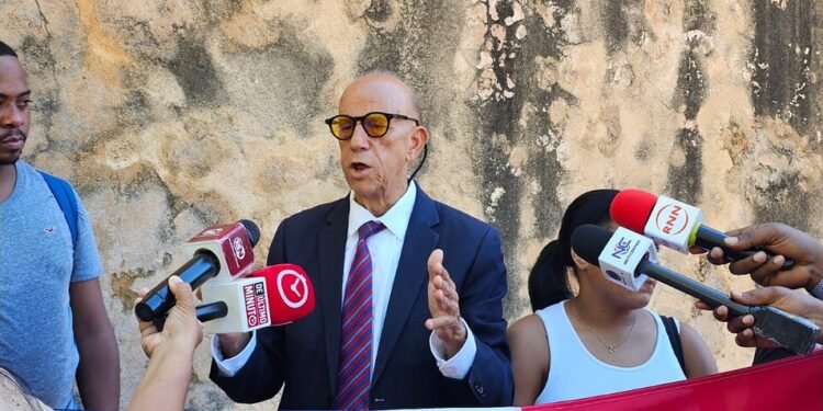 Luis De León llama a defender la soberanía dominicana durante acto por el Día de la Raza