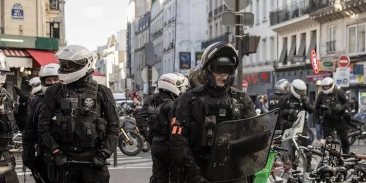 FRANCIA: Gobierno despliega 70.000 policías y gendarmes