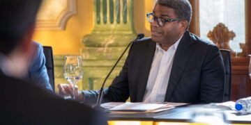 Entregan viviendas con soluciones sostenibles a familias de escasos recursos