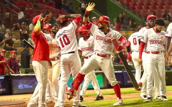 Gigantes sorprenden al Licey; Escogido y Toros triunfan en RD