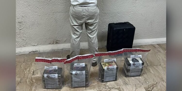 Arrestan a español con 20 paquetes de presunta cocaína en el aeropuerto de Punta Cana