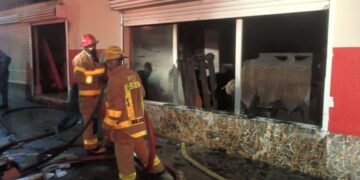 Incendio causa movilización de bomberos en establecimiento comercial de Santiago