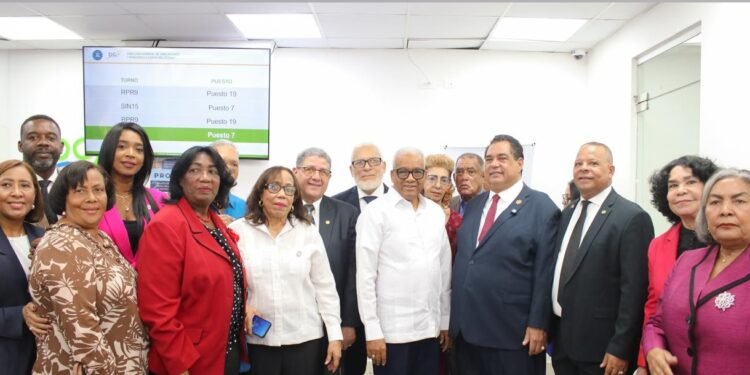 Otorgan pensiones RD$40,000 y seguro médico a 29 notarios RD