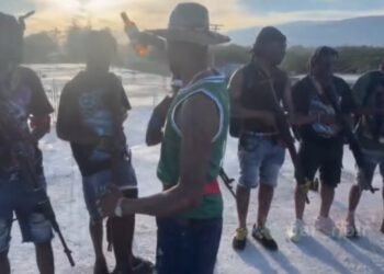 HAITI: Líder pandillero desafía; exhibe armas en medio tensión