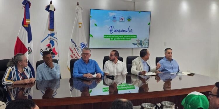 Productores de leche reciben RD$30 millones para modernizar sistemas de riego