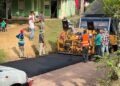 Tras más de 45 años de espera, inician asfaltado de carretera en El Chacaro, Monte Plata