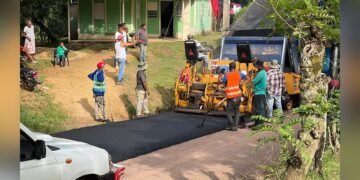 Tras más de 45 años de espera, inician asfaltado de carretera en El Chacaro, Monte Plata