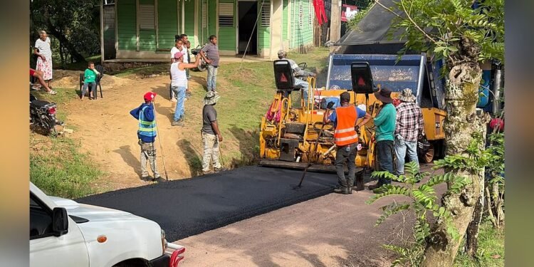 Tras más de 45 años de espera, inician asfaltado de carretera en El Chacaro, Monte Plata