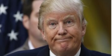Aprobación Trump se desploma a días elecciones medio término