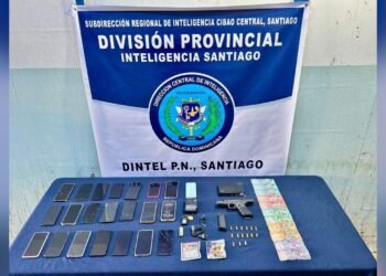 Ocupan pistola, 21 celulares y un vehículo durante allanamiento en Navarrete; tres detenidos