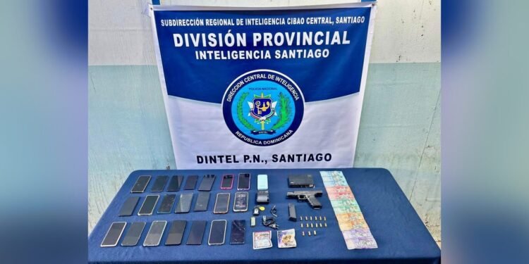 Ocupan pistola, 21 celulares y un vehículo durante allanamiento en Navarrete; tres detenidos