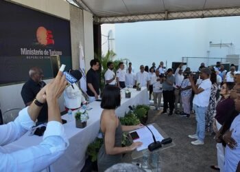 Collado anuncia inversión de RD$1,400 millones para transformar Boca Chica
