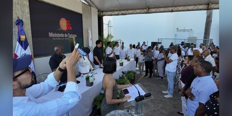 Collado anuncia inversión de RD$1,400 millones para transformar Boca Chica